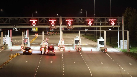 Aufgrund einer Übung von Rostocker Feuerwehren musste der Warnowtunnel gesperrt werden. © NonStopNews Rostock Foto: Stefan Tretropp