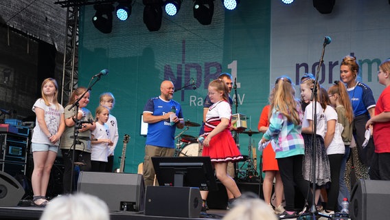 Stefan mit den Kids auf der Bühne. © NDR 1 Radio MV Foto: Jan Baumgart