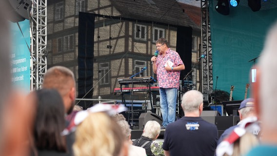 Leif Tennemann auf der Bühne. © NDR 1 Radio MV Foto: Jan Baumgart