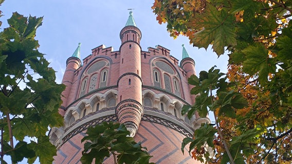 Nach sechs Jahren Bauzeit zeigt sich der Rostocker Wasserturm ohne Planen und nahezu ohne Baugerüste. © NDR Foto: Vanessa Kiaulehn