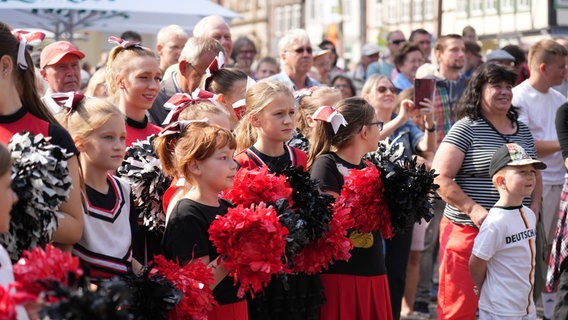 Die Cheerleader warten auf ihren Einsatz. © NDR 1 Radio MV Foto: Jan Baumgart