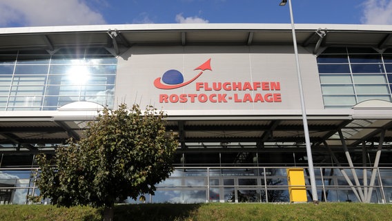 Der Flughafen Rostock-Laage muss vorübergehend für Starts und Landungen gesperrt werden. © dpa-Bildfunk Foto: Bernd Wüstneck/dpa