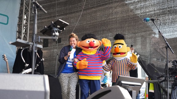 Theresa mit Ernie und Bert auf der Bühne. © NDR 1 Radio MV Foto: Jan Baumgart
