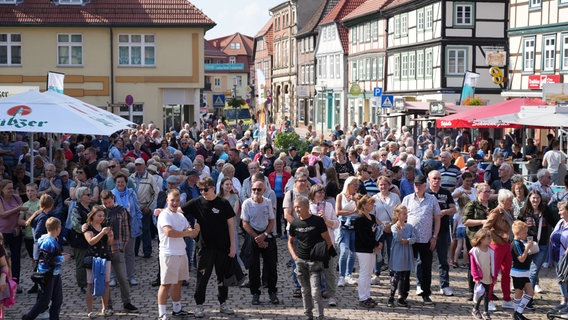 Viele Leute auf dem Marktplatz von Grabow. © NDR 1 Radio MV Foto: Jan Baumgart
