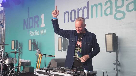 Nils Söhrens am Mischpult. © NDR 1 Radio MV Foto: Jan Baumgart