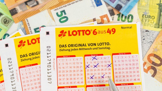 Lotto 6 aus 49 Spielscheine auf Euro Bargeld Scheinen. Glücksspiel Lotterie © CHROMORANGE | Michael Bihlmayer 