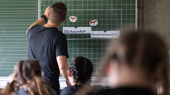 Der Lehrermangel verschärft sich immer mehr. Das Land wirbt mit einer Kampagne um Nachwuchs. (Themenbild) © dpa-Bildfunk Foto: Marijan Murat/dpa