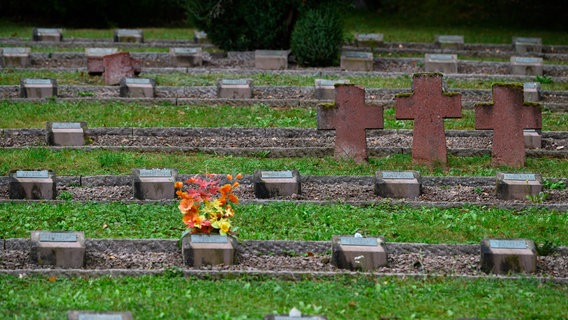 Der Volksbund Deutsche Kriegsgräberfürsorge kümmert sich seit 125 Jahren um die Pflege von Grabstellen. (Themenbild) © dpa-Bildfunk Foto: Swen Pförtner/dpa