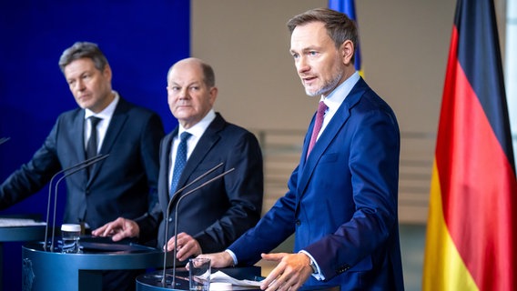 Robert Habeck (l-r, Bündnis 90/Die Grünen), Bundesminister für Wirtschaft und Klimaschutz, Bundeskanzler Olaf Scholz (SPD) und Christian Lindner (FDP), Bundesminister der Finanzen © Michael Kappeler 