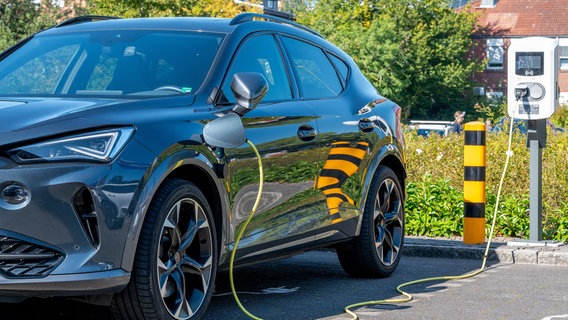 Ein gelbes Ladekabel in einem CUPRA Formentor (Plug-in-Hybrid) auf einem E-Parkplatz. © Torsten Sukrow 