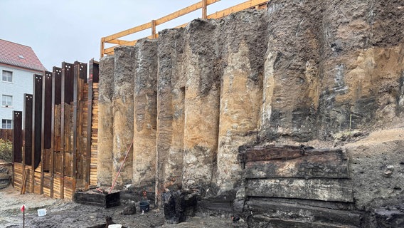 Auf der Baustelle am Rostocker Rathaus haben Archäologen neue Funde gemacht © Eigenbetrieb Kommunale Objektbewirtschaftung und -entwicklung der Hanse- und Universitätsstadt Rostock Foto: Eigenbetrieb Kommunale Objektbewirtschaftung und -entwicklung der Hanse- und Universitätsstadt Rostock