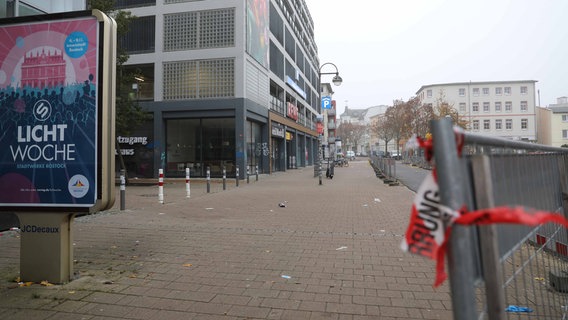 Blick in eine leere Straße mit Polizeiabsperrband © NDR Foto: Stefan Tretropp