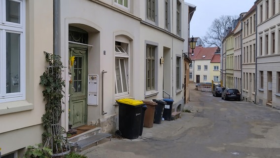 Wismarer Altstadtgasse: Auf dem Boden ist zu sehen, dass Wasser aus dem Haus auf der linken Seite gekommen sein muss. © NDR Foto: Christoph Woest