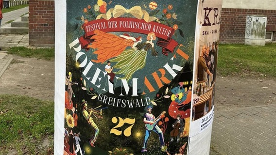 Plakat der Kulturfestivals Polenmarkt an einer Litfassäule. © Weronika Golletz 