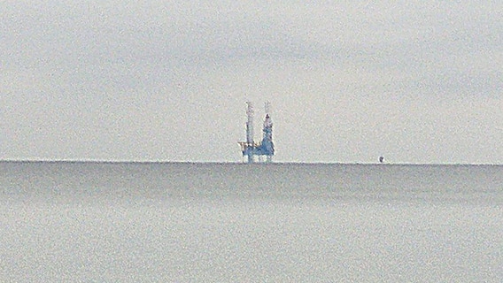 Eine Bohrinsel ist verschwommen vom Strand auf Usedom aus zu sehen. © NDR Foto: Privat