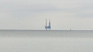 Eine Bohrinsel ist verschwommen vom Strand auf Usedom aus zu sehen. © NDR Foto: Privat