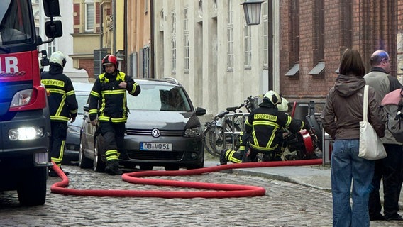 Der Brand im Keller des Ordnungsamtes wurde durch die Feuerwehr gelöscht. © NDR Foto: NDR