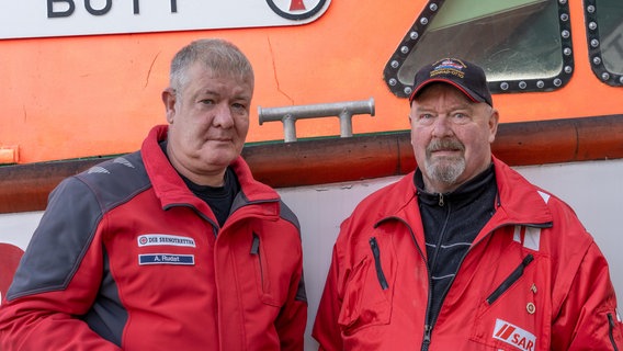 Nach 35 Jahren als Vormann der DGzRS-Freiwilligenstation Kühlungsborn der hat Rainer Kulack (r.) sein Amt an André Rudat abgegeben © DGzRS 