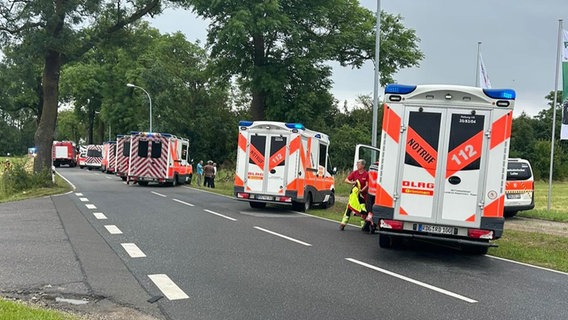 Krankenwagen stehen an der Straße © DLR Grimmen 