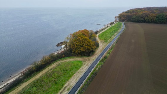 Luftaufnahme auf den neuen Teilabschnitt des Ostseeküstenradweges am Wasser entlang. © NDR Foto: Landkreis Vorpommern-Greifswald