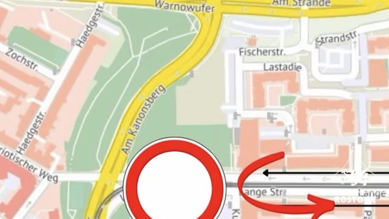 Auf einer Straßenkarte von der Rostocker Innenstadt ist ein "Durchfahrt verboten" Schild auf der langen Straße zu sehen. © Hansestadt Rostock Foto: Screenshot