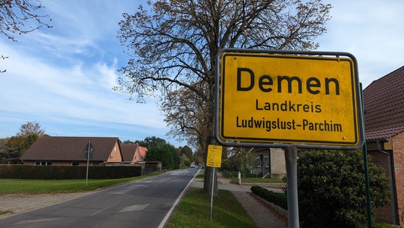 Das Ortsschild von Demen im Landkreis Ludwigslust-Parchim © NDR Foto: Christoph Loose