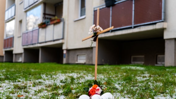 Ein Kreuz steht vor einem Haus © Ole Pluschkell/TNN/dpa 