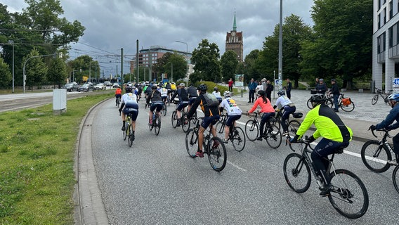 Bei der Hanse-Tour Sonnenschein sammeln rund 170 Fahrradfahrerinnen und Radfahrer Spenden für ein Hospiz. © NDR Foto: Sylvio Kaczmarek