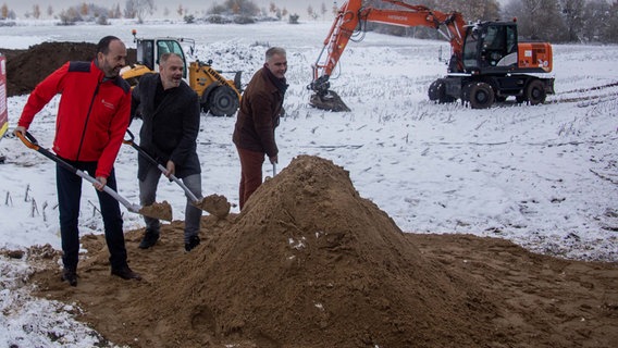 Drei Männer haben Spaten für den ersten Spatenstich in der Hand. © Sparkasse Vorpommern Foto: Alica Nähser