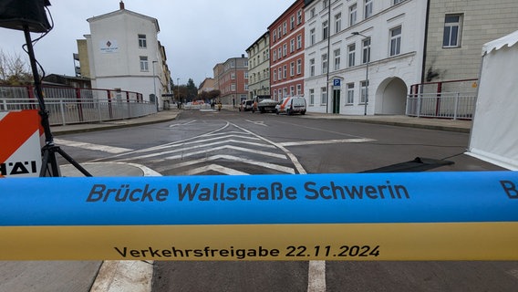 Die Wallstraßenbrücke in Schwerin ist nach mehrmonatiger Bauzeit wieder freigegeben. © NDR Foto: Chris Loose