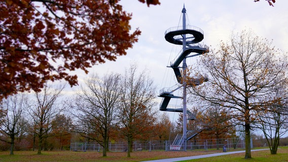 Der Aussichtsturm im Wismarer Bürgerpark eingezäunt. © NDR Foto: Christoph Woest