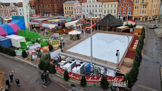 Vogelperspektive auf den Stralsunder Weihnachtsmarkt. Recht im Bild ist die Eisbahn von oben zu sehen. © NDR Foto: Janet Lindemann