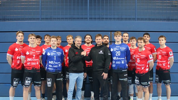 Eine Gruppe von Sportler steht vor einem Handballtor. Davor schlagen zwei Männer per Handschlag ein. © Lottogesellschaft Mecklenburg-Vorpommern Foto: Lottogesellschaft Mecklenburg-Vorpommern