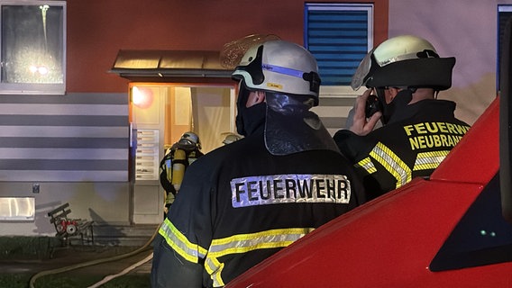 Die Feuerwehr in Neubrandenburg rettet vier Erwachsene und zwei Kinder bei einem Wohnungsbrand in der Südstadt. © Felix Baenz Foto: Felix Baenz