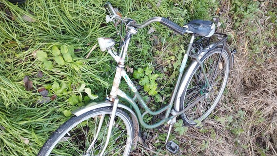 In Ferdinandshof hat die Polizei dieses Fahrrad gefunden. Am Lenker hing ein Beutel mit frischen Brötchen. © Polizeipräsidium Neubrandenburg 