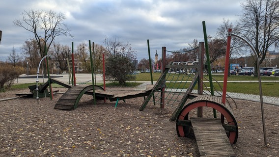 Ein Spielplatz. Im Hintergrund ist das Schweriner Schloss zu erkennen. © NDR Foto: Christoph Loose