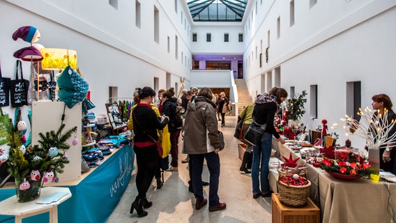 Der Innenhof des Pommerschen Landesmuseums wird zum Adventsmarkt. © Pommersches Landesmuseum Foto: Henry Dramsch