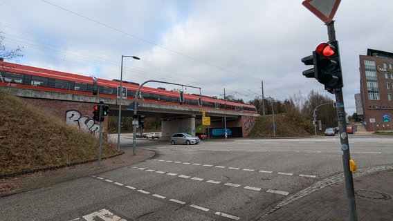 Das Osdorfer Ufer in Schwerin mit Eisenbahnbrücke © NDR Foto: Chris Loose