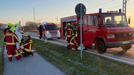 Die Feuerwehr Lietzow im Einsatz an der Bahnstrecke. © FFW Lietzow Foto: FFW Lietzow