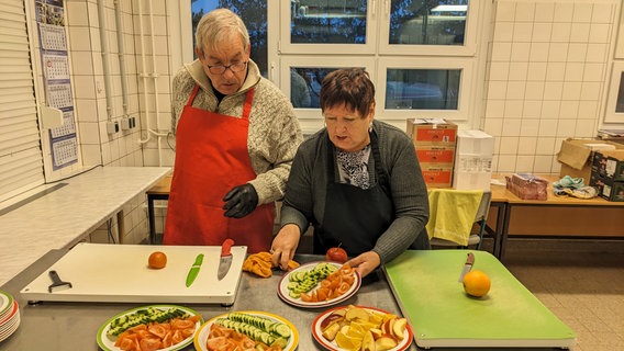 Thomas Kröger und Bärbel Weißschnur gehören zu den Ehrenamtlichen an der Grundschule Dierkow. © Katja Bülow 