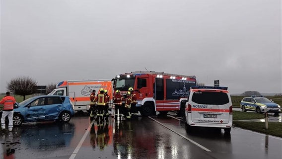 Auf einer nassen Straße steht ein verbeulter Kleinwagen, daneben Rettungskräfte und Rettungswagen © Felix Gadewolz Foto: Felix Gadewolz