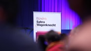 "Bündnis Sahra Wagenknecht - Vernunft und Gerechtigkeit": Auf Aufsteller mit dem Logo © picture alliance / dts-Agentur 