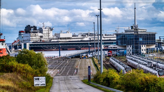 Flüssigerdgasterminal, LNG-Terminal im Hafen von Sassnitz-Mukran auf der Insel Rügen © Jochen Tack 