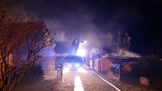 Eine bewohnte Scheune in Suckow bei Parchim brennt. Die Feuerwehr rückte mit einer Drehleiter an. © Ralf Drefin Foto: Ralf Drefin