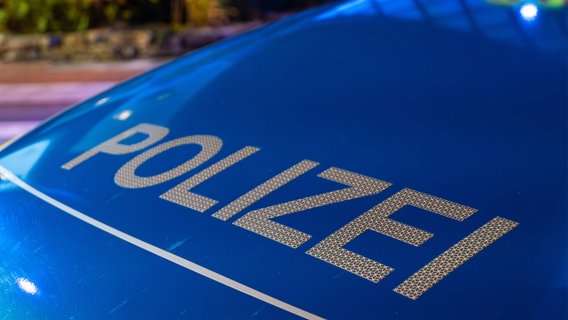 Auto mit der Aufschrift Polizei auf der Motorhaube © Picture Alliance 