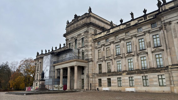 Das Schloss in Ludwigslust von der Seite. © NDR Foto: Mirko Bock