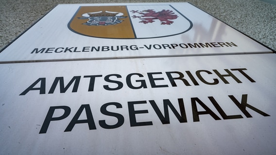 Ein Schild mit dem Schriftzug "Amtsgericht Pasewalk" hängt am Gebäude des Amtsgerichtes. © picture alliance/dpa Foto: Stefan Sauer