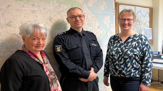 Antrittsbesuch im Polizeirevier Anklam: Der stellvertretende Revierleiter Ricardo Bork begrüßt die Seelsorgerin Christina Innemann (r.) und ihre ehrenamtliche Kollegin Birgit Hohensee. © Katja Bülow Foto: Katja Bülow