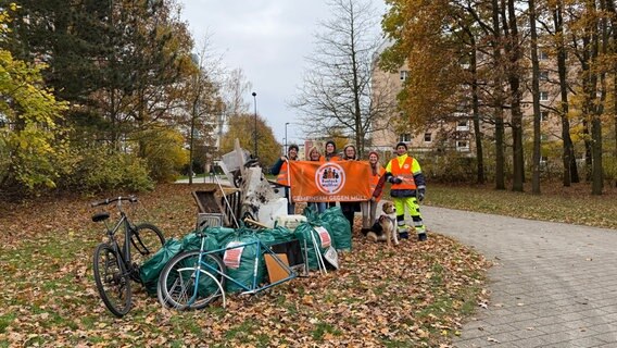 Eine Müllsammelaktion in Rostock Schmarl. © Rostock Müllfrei 