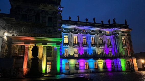 Das Schloss Ludwigslust wird bunt beleuchtet auf der Ludwigsluster Schlossweihnacht. © NDR 